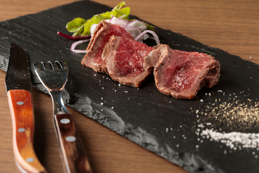 オーガニックワインといただきたい『黒毛和牛もも肉のたたき』