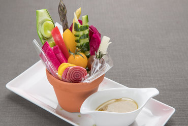 旬な野菜と、アンチョビの香りが巧みに引き立てられた『バーニャカウダー』