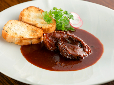 3日間かけてじっくりと煮込み、箸でほぐれるほど柔らかくとろける『牛ホホ肉赤ワイン煮』