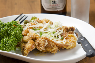 【華月】名物。もも一枚を贅沢に使ったBIGサイズの『むり唐揚げ』