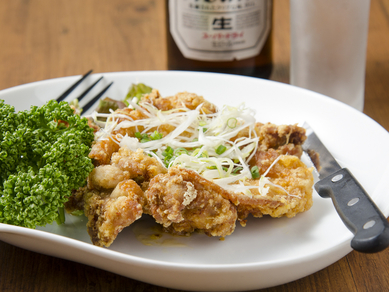 【華月】名物。もも一枚を贅沢に使ったBIGサイズの『むり唐揚げ』