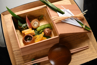 季節の美味を美しく盛り込む「八寸」