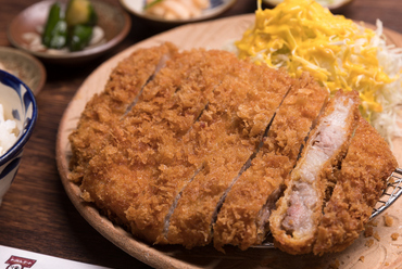 噛むたびに溢れる肉汁がたまらない『やんばる島豚あぐー 特上リブロースカツ(250g)』