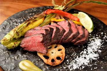 お肉本来の旨みがたっぷり! 炭火でじっくりと焼いた『国産牛ランプステーキ』