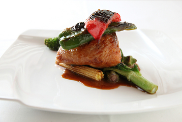 上質な旨味と香りが肉の中からあふれ出す『とりもも肉のフォアグラとキノコ入りリゾット詰めロースト』