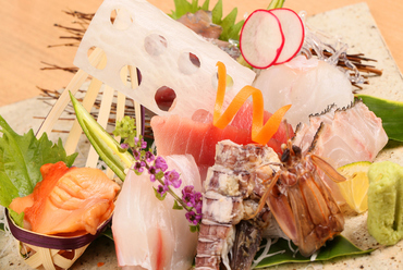 旬の食材を厳選・直送。新鮮さが堪能できる『刺身盛り合わせ』