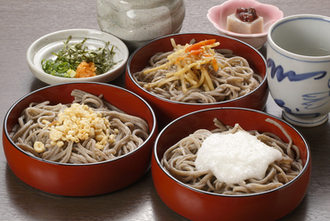 まずはこれを!三段重ねの名物・出雲そば『三色割子そば』