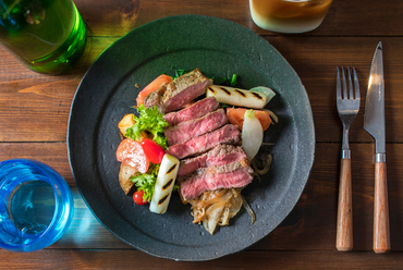 甘い脂と赤身肉の味が濃いサーロインを使用した『上州牛のすき焼き風 ボイルドローストビーフ(120g)』