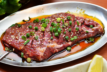 特大サイズの肉を豪快に焼き上げる『わらじハラミ』