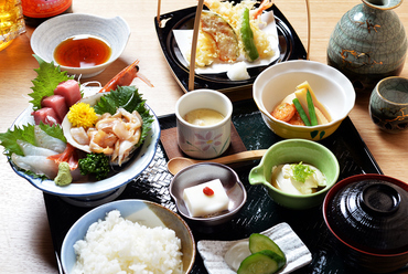 季節や仕入れで内容が変わる刺身をはじめ、デザートまでついた大満足のセット『こばけん定食』