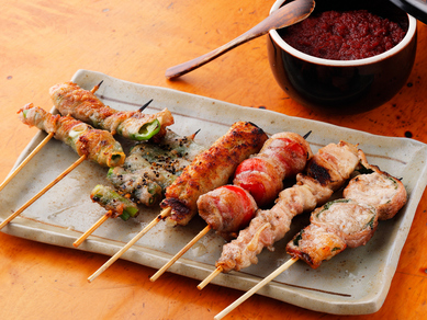毎朝仕込む。備長炭で丁寧に焼かれた『串焼き』にお好みで 自家製辛みそを付けていただく