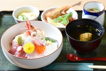 鮮度抜群の海鮮が盛りだくさん『10種類の海鮮丼』