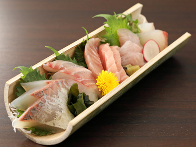 駿河湾で揚がった旬の地魚をたっぷり味わえる『お刺身盛り合せ』