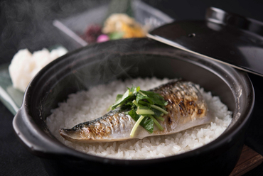 四季折々の旬の鮮魚と「糸島産コシヒカリ」を贅沢に。炊きたての『季節の土鍋炊きご飯』(鯖の土鍋ご飯)