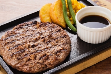 ボリュームと味わいに満足!『淡路牛手ごねハンバーグ 220g』4種のソースはお好みで選べます