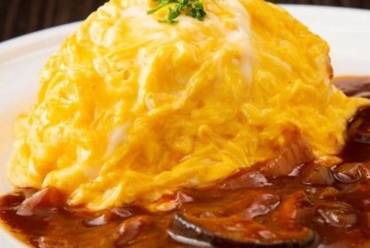 こだわりのデミグラスソースの『ふわとろチーズオムライス』