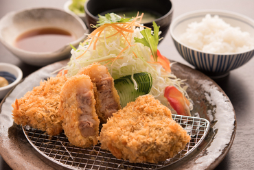 こだわりの自家製ダレでお肉の旨みを引き立てた【勝鹿】の看板メニュー『角煮かつ』