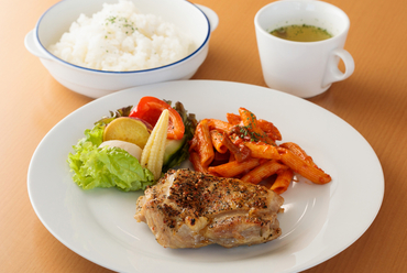 馨しいハーブの香りを纏った、ジューシーな『ハーブチキンプレート』