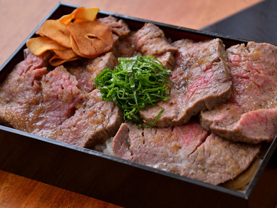 柔らかいフィレの食感に魅了される『黒毛和牛フィレステーキ重』