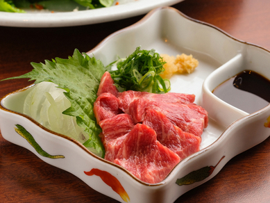 新鮮な『上もも馬刺し』は馬刺し専用の醤油で味わって