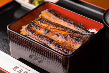 秘伝のタレをたっぷり使い、山椒をかけていただく『うな重・特(特一尾)』