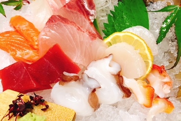 鮮度にこだわり、活魚水槽から即調理。素材の味を楽しむ『カワハギの共肝造り カワハギ肝軍艦巻』