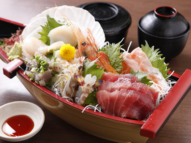 見た目も豪華!贅沢に食べたい『船盛り刺身定食』