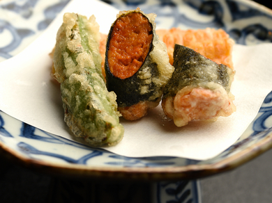 とうもろこしの天ぷら、えんどう豆のコロッケ、ウニの海苔巻きなどの名物が味わえる『圓堂名代揚3種』