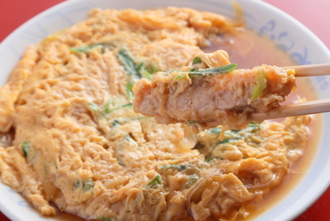 台抜きと呼ばれる、伝統の名物料理『カツ玉』