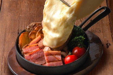 発酵熟成肉ハンバーグのラクレットチーズ