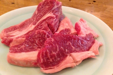 大麦、小麦、そら豆などの穀物で育てた羊肉を使用した『特上(フランス穀物飼育)』
