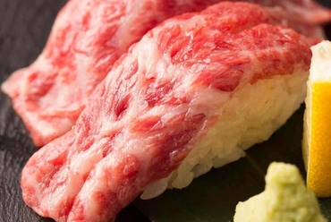 【炙ったお肉の脂と香ばしい香りが食欲をそそる逸品】和牛の炙り握り~アンガスピンクロックソルトで~