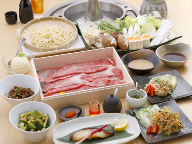 お店自慢の鍋料理や肉料理は、一年間の労をねぎらうのにぴったり