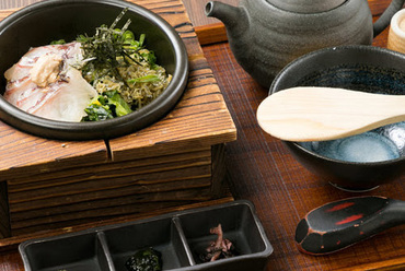 こだわりの出汁で鯛の旨みを味わえる『真鯛の炙り茶漬け』