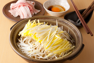 希少な岡山県産の「黄ニラ」をたっぷり使用。上質素材を1つの鍋で堪能する『黄ニラの豚すきしゃぶ』