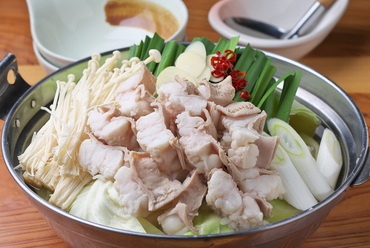 新鮮な野菜もふんだんに食べられるプルプルアツアツの『もつ鍋』