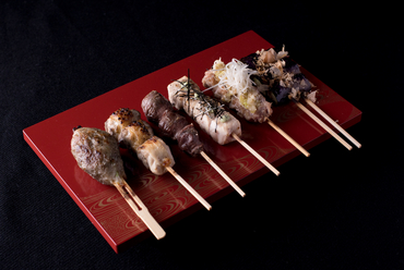 その日のおすすめをお得に。串焼盛合せ『おまかせ5本』