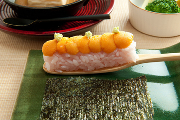 会席を彩る名物2品。滋味深い『ごま豆腐』と旬が薫る『お凌ぎ』