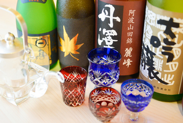 寿司の美味しさを引き立てる個性豊かな日本酒をセレクト