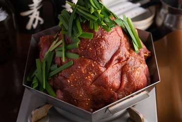秘伝のタレをゆっくりと肉にかけ、丁寧に火入れしていく『名物 ろっかく鍋』