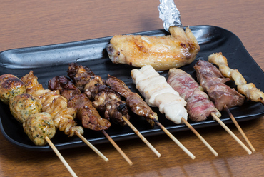 鶏の旨みをギュッと閉じ込めた『炭焼き盛り合わせ 10本盛』