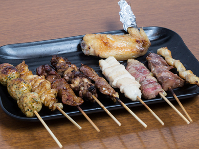 鶏の旨みをギュッと閉じ込めた『炭焼き盛り合わせ 10本盛』
