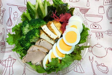 たっぷりの野菜と塩麹、ヨーグルトなどの発酵食品の組み合わせが女性に人気の『腸活セット』