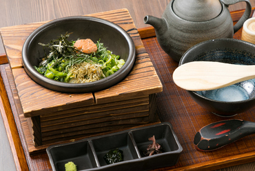 大粒の梅干しは老舗自慢の逸品『紀州産完熟南高梅と大葉のお茶漬け』