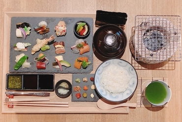 熊本が誇るブランド鶏のもも肉だけを使用。凝縮された旨味を味わう『炭火焼 天草大王』