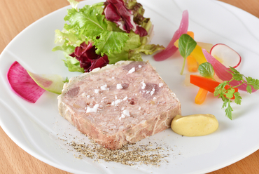 野趣を感じる濃厚な味わい。蝦夷鹿肉を加えた『自家製テリーヌ ピクルス添え』