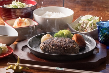 地元の食材を使ったジューシーな『ハンバーグランチ』