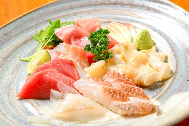 生の本マグロを中心に、その日の新鮮な魚を贅沢に盛り付けた、目にも鮮やかな『刺身盛合せ』