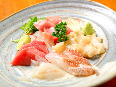 生の本マグロを中心に、その日の新鮮な魚を贅沢に盛り付けた、目にも鮮やかな『刺身盛合せ』