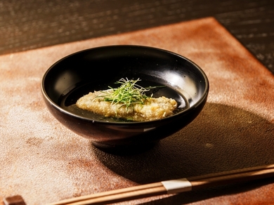 旬の食材を、揚げたてサクサクの串かつで味わえる『おまかせコース12本(野菜、小鉢、デザート付き)』